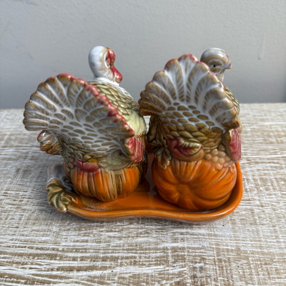 TII Vintage Salt & Pepper Turkey Shakers W/Ceramic Pumpkin Dish - Picture 3 of 16